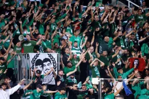 ΦΩΤΟΡΕΠΟΡΤΑΖ από τις κερκίδες στο Ομόνοια - ΑΠΟΕΛ