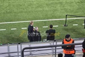 Παρακολουθεί... ο Παπασταύρου