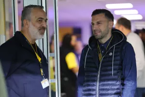 Αναμένοντας τη... σέντρα
