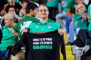 ΦΩΤΟΡΕΠΟΡΤΑΖ από τις κερκίδες στο Ομόνοια - ΑΠΟΕΛ