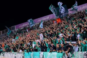 ΦΩΤΟΡΕΠΟΡΤΑΖ από τις κερκίδες στο Ομόνοια - ΑΠΟΕΛ