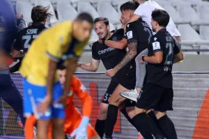 ΦΩΤΟΣ/Μπήκε στο 93', στο 96' ήταν όλοι... πάνω του!
