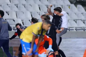 ΦΩΤΟΣ/Μπήκε στο 93', στο 96' ήταν όλοι... πάνω του!