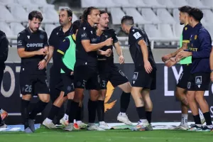 ΦΩΤΟΣ/Μπήκε στο 93', στο 96' ήταν όλοι... πάνω του!