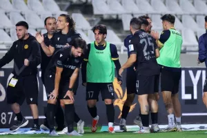 ΦΩΤΟΣ/Μπήκε στο 93', στο 96' ήταν όλοι... πάνω του!