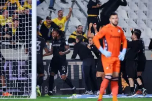 ΦΩΤΟΣ/Μπήκε στο 93', στο 96' ήταν όλοι... πάνω του!