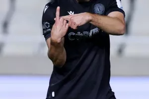 ΦΩΤΟΣ/Μπήκε στο 93', στο 96' ήταν όλοι... πάνω του!