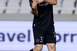 ΦΩΤΟΣ/Μπήκε στο 93', στο 96' ήταν όλοι... πάνω του!