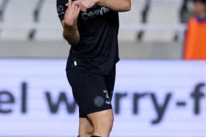 ΦΩΤΟΣ/Μπήκε στο 93', στο 96' ήταν όλοι... πάνω του!
