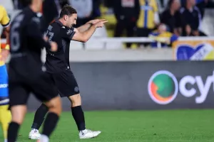 ΦΩΤΟΣ/Μπήκε στο 93', στο 96' ήταν όλοι... πάνω του!