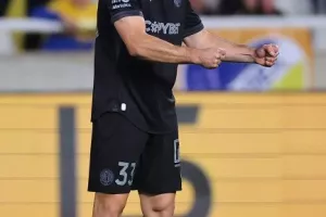 ΦΩΤΟΣ/Μπήκε στο 93', στο 96' ήταν όλοι... πάνω του!