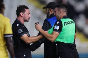 ΦΩΤΟΣ/Μπήκε στο 93', στο 96' ήταν όλοι... πάνω του!