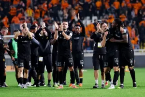 ΦΩΤΟΣ/Μπήκε στο 93', στο 96' ήταν όλοι... πάνω του!