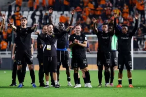 ΦΩΤΟΣ/Μπήκε στο 93', στο 96' ήταν όλοι... πάνω του!