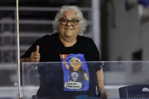 Με σούπερ φανέλα η γιαγιά Φωτεινή/ Κρατάει... καπνογόνο! 