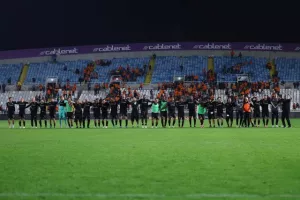 ΦΩΤΟΣ/Μπήκε στο 93', στο 96' ήταν όλοι... πάνω του!