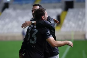 ΦΩΤΟΣ/Μπήκε στο 93', στο 96' ήταν όλοι... πάνω του!