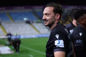 ΦΩΤΟΣ/Μπήκε στο 93', στο 96' ήταν όλοι... πάνω του!