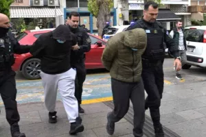 Με κατεβασμένα κεφάλια οι συλληφθέντες για την δολοφονία του 20χρονου οπαδού της ΑΕΚ (Βίντεο)