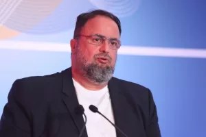 Ο Βαγγέλης Μαρινάκης στο πλευρό των θυμάτων της επίθεσης στο Χάντινγκτον