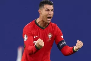 Κριστιάνο/Παίζει στην πρεμιέρα του Μουντιάλ παρά την αποβολή του
