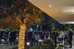 Φίλοι της βασίλισσας έξω από το ξενοδοχείο της αποστολή των Μαδριλένων