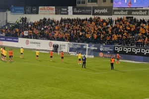 (Φώτος) Αντάλλαξαν χειροκρότημα κόσμος και παίκτες
