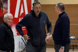 Στην προπόνηση της Παρτιζάν ο Βλάντε Ντίβατς για να εμψυχώσει τους παίκτες του Ομπράντοβιτς