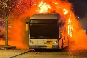 Φωτιά σε λεωφορείο/Προκλήθηκε από πυρσούς που άναψαν οι οπαδοί 
