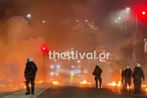 Θεσσαλονίκη: Επίθεση με μολότοφ σε ΜΑΤ - Zημιές σε αυτοκίνητα