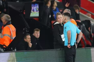IFAB: «Δύο διαιτητές και κατάργηση βοηθών»