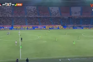 Ποδοσφαιριστές ξάπλωσαν στον αγωνιστικό χώρο ζητώντας καλύτερες συνθήκες εργασίας