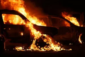 Στόχος εμπρηστών στενός συνεργάτης του Σταύρου Δημοσθένους