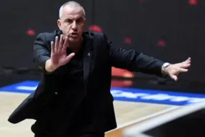 Λιμνιάτης μετά την ήττα από τον Ολυμπιακό: «Ήταν διαδικαστικό όλο το παιχνίδι»
