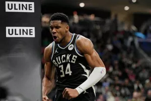 Με μυθικό double-double του Γιάννη οι Μπακς λύγισαν τους Χόρνετς στην παράταση