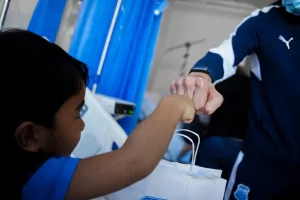 Ο Απόλλωνας δίπλα στα παιδάκια που νοσηλεύονται (βίντεο/φώτος)