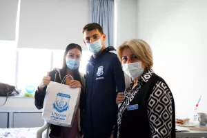 Ο Απόλλωνας δίπλα στα παιδάκια που νοσηλεύονται (βίντεο/φώτος)