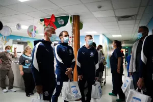 Ο Απόλλωνας δίπλα στα παιδάκια που νοσηλεύονται (βίντεο/φώτος)