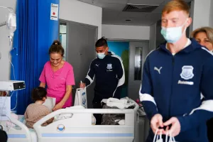 Ο Απόλλωνας δίπλα στα παιδάκια που νοσηλεύονται (βίντεο/φώτος)