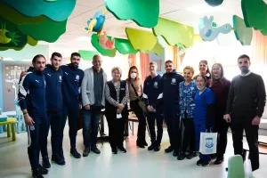 Ο Απόλλωνας δίπλα στα παιδάκια που νοσηλεύονται (βίντεο/φώτος)