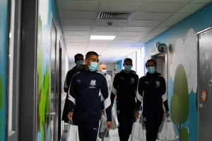 Ο Απόλλωνας δίπλα στα παιδάκια που νοσηλεύονται (βίντεο/φώτος)