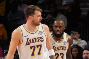 Με... τριπλό Λούκα και clutch Λεμπρόν απέδρασαν οι Λέικερς