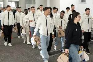 (Φώτος) ΑΠΟΕΛ: Μοίρασε δώρα στην Παιδοογκολογική Μονάδα