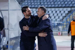 Τον...στρίμωξε!