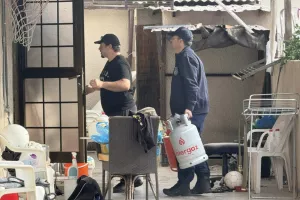 (UPD) Λεμεσό: Απομακρύνθηκαν οι κύλινδροι από το σπίτι της γυναίκας που απειλούσε να ανατιναχθεί