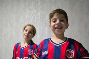 Με την αγαπημένη τους φανέλα!