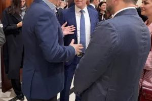 Ο Λοϊζίδης στην Εθνική Μέρα του Κατάρ με δώρο... φανέλα Κύπρου!
