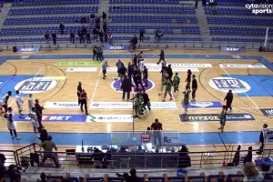 (Φώτος) Η στιγμή της προσωρινής διακοπής στο Απόλλων-ΑΕΚ