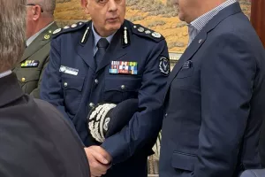 Ο Λοϊζίδης στην Εθνική Μέρα του Κατάρ με δώρο... φανέλα Κύπρου!