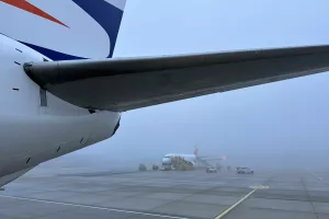 (Φώτος/Βίντεο kerkida) Επιβίβαση… εν μέσω ομίχλης